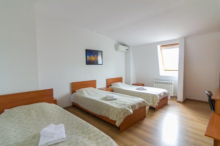 Стандартный трёхместный номер, от 1 до 3 гостей, вид на горы