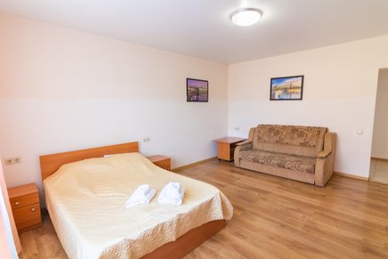 Семейный номер Комфорт, от 1 до 4 гостей, двуспальная кровать, балкон, вид на горы