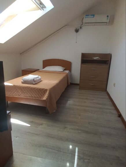 Одноместный на мансарде, на 1 гостя, двуспальная кровать, вид на горы